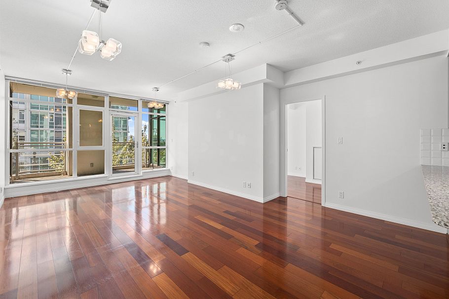 307 100 E Esplanade Avenue North Vancouver, BC - 27