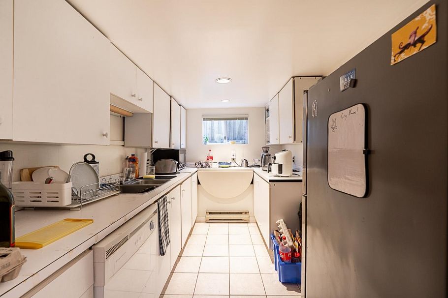 4534 W 5th Avenue Vancouver, BC - 20