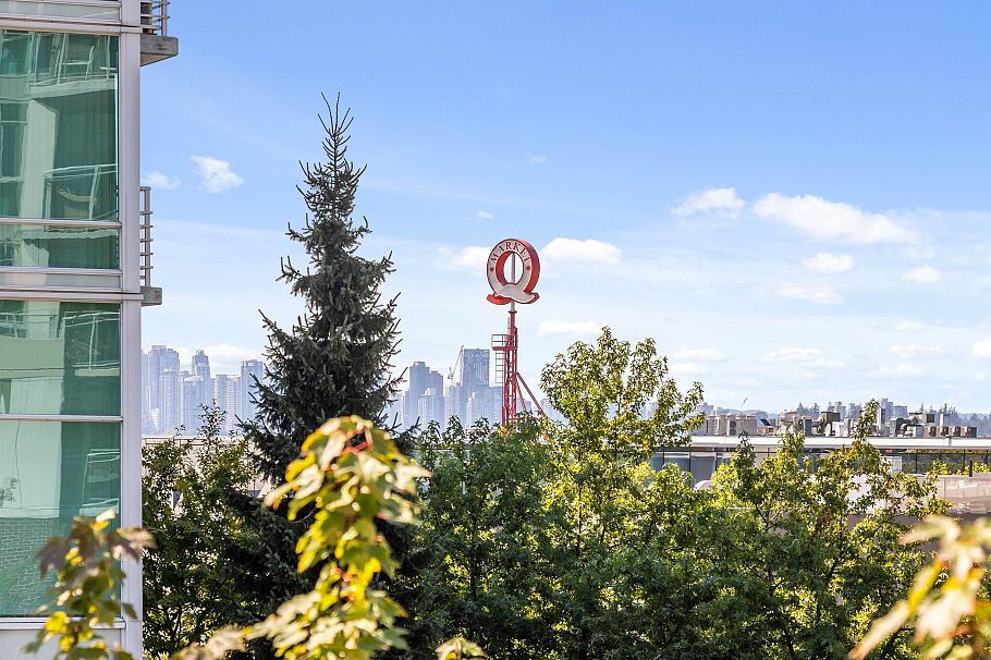 307 100 E Esplanade Avenue North Vancouver, BC - 16