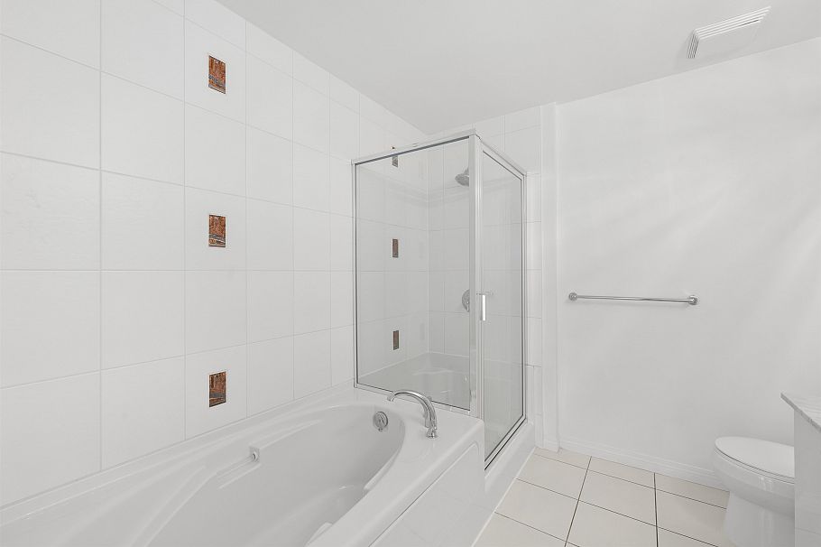 307 100 E Esplanade Avenue North Vancouver, BC - 11