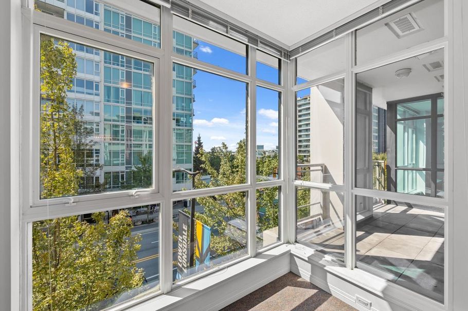 307 100 E Esplanade Avenue North Vancouver, BC - 32