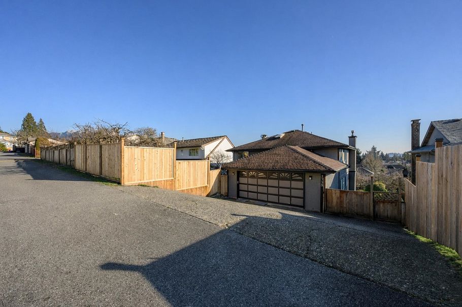2735 Tempe Knoll Drive North Vancouver, BC - 30