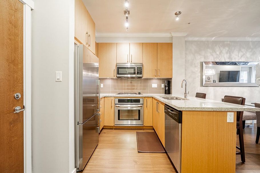 403 139 W 22nd Street North Vancouver, BC - 3