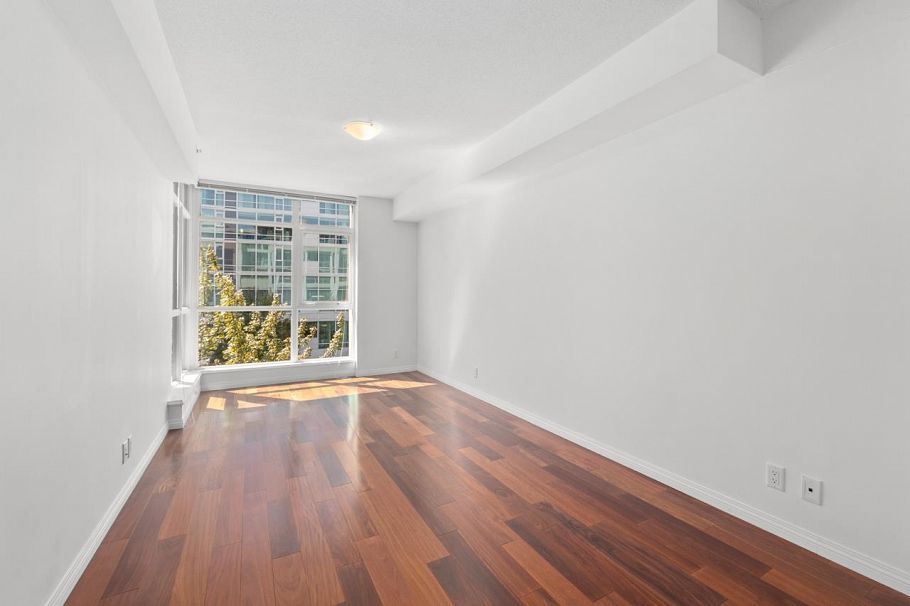 307 100 E Esplanade Avenue North Vancouver, BC - 30