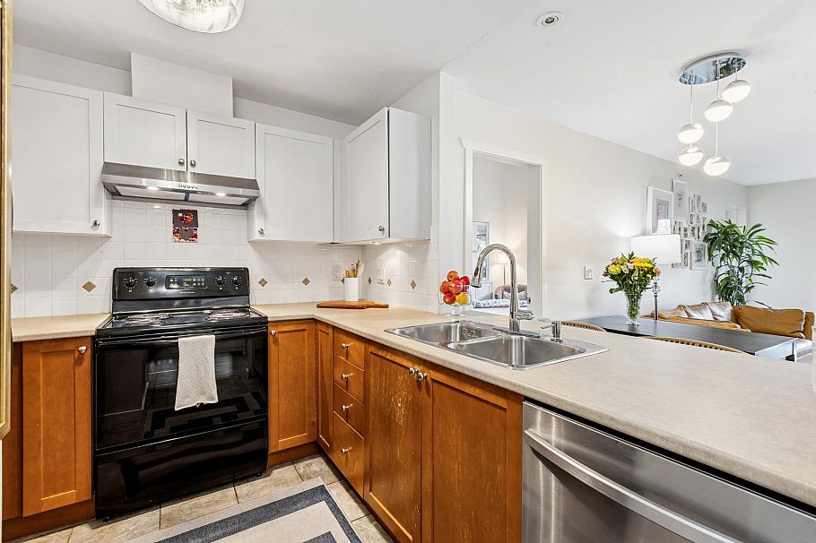 404 183 W 23rd Street North Vancouver, BC - 11