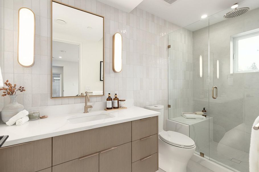 2652 E 38th Avenue Vancouver, BC - 5