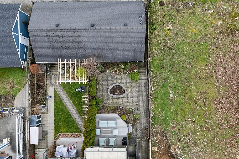 307 E 6th Street North Vancouver, BC - 39