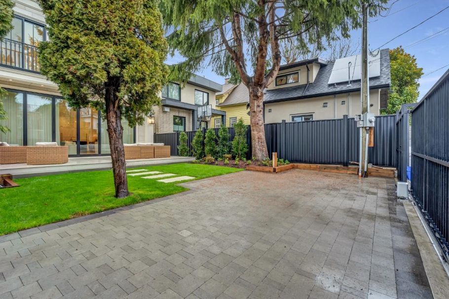 4454 W 4th Avenue Vancouver, BC - 8