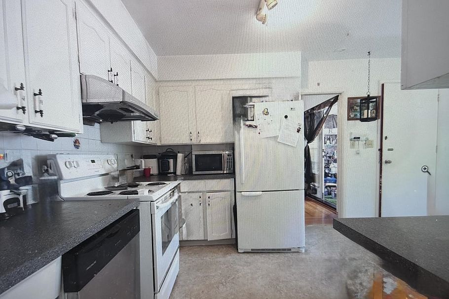 8356 Elliot Street Vancouver, BC - 3