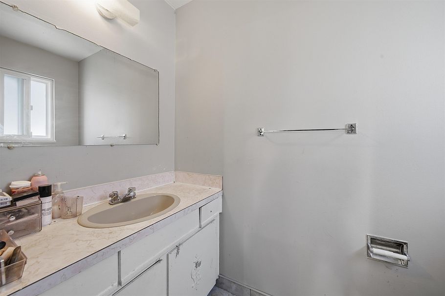 154 E 64th Avenue Vancouver, BC - 15