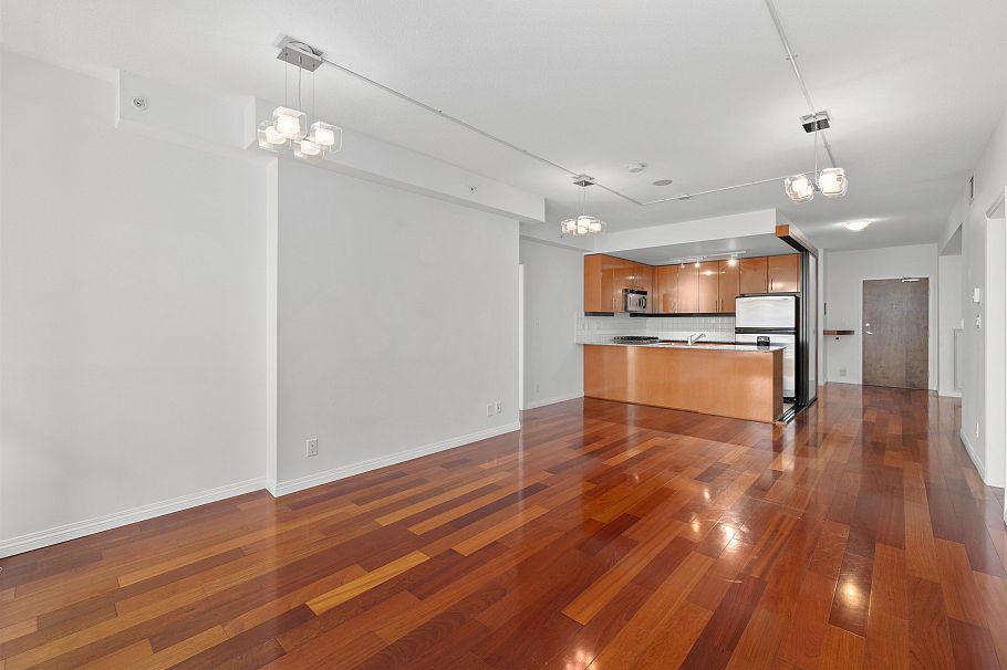 307 100 E Esplanade Avenue North Vancouver, BC - 24