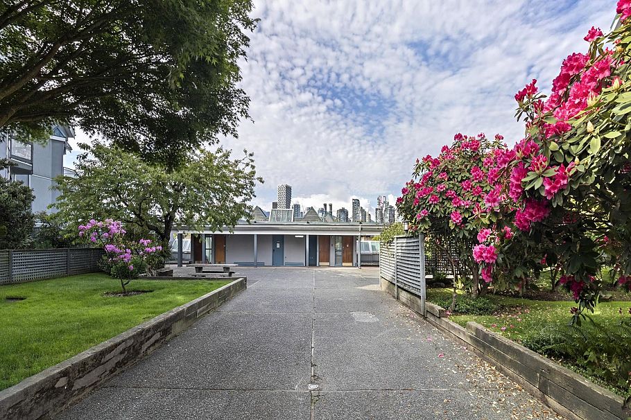 13 1355 W 4th Avenue Vancouver, BC - 2