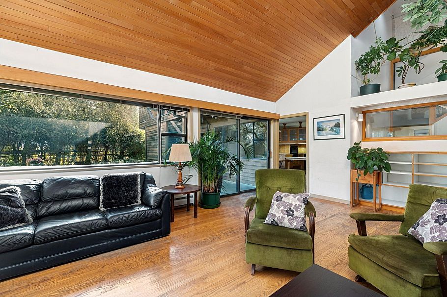 4436 W 11th Avenue Vancouver, BC - 3