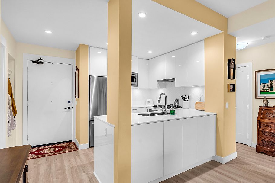 206 715 W 15th Street North Vancouver, BC - 23