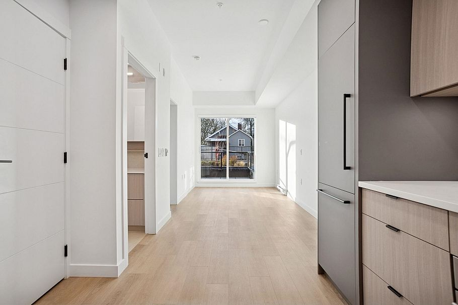 104 2268 E Broadway Vancouver, BC - 5