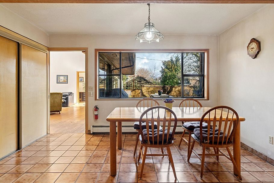 4436 W 11th Avenue Vancouver, BC - 5