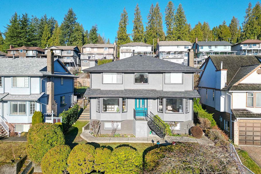 2735 Tempe Knoll Drive North Vancouver, BC - 1