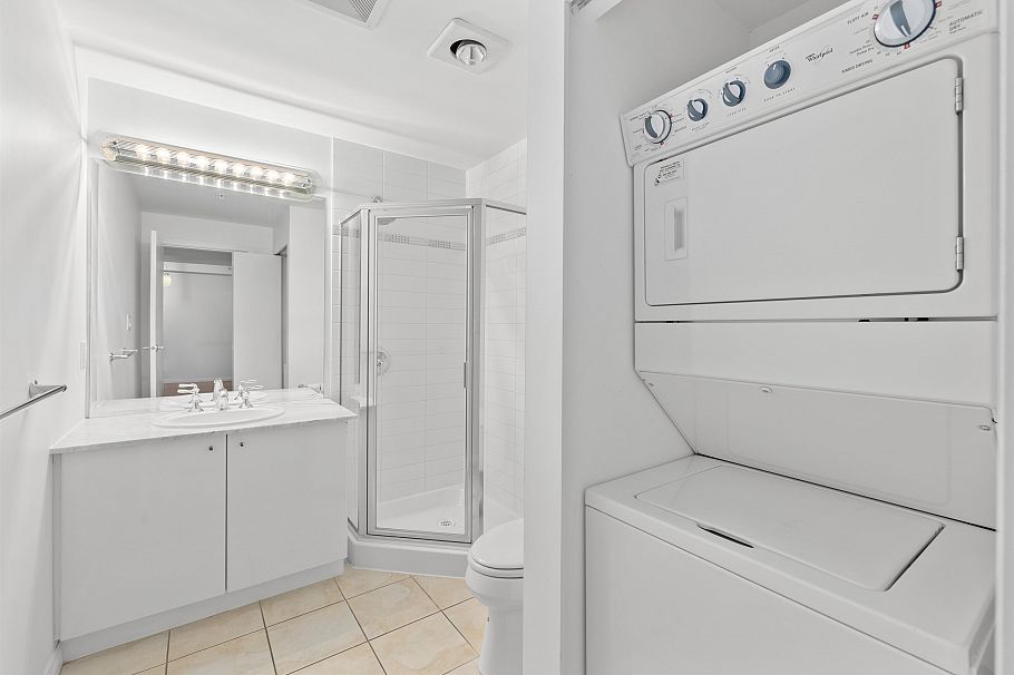 307 100 E Esplanade Avenue North Vancouver, BC - 23