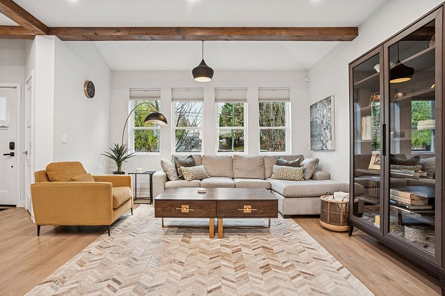 933 Mclean Drive Vancouver, BC - 2