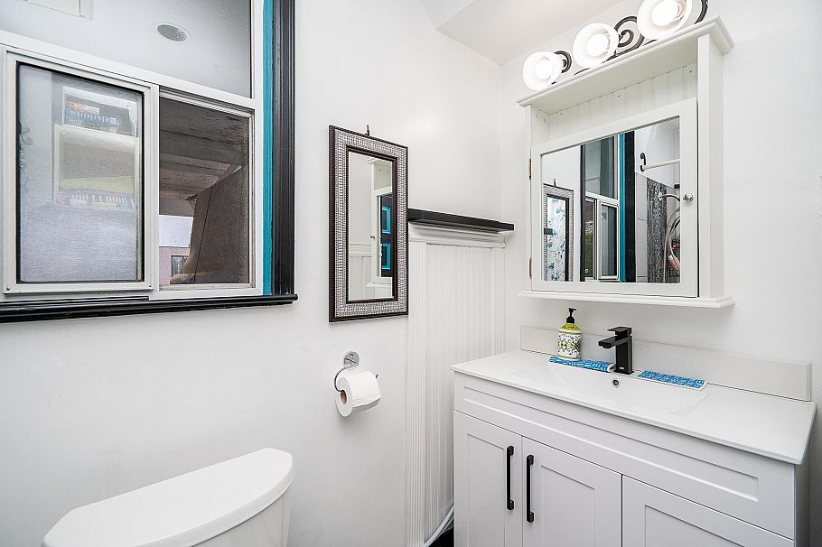 1490 E 15th Avenue Vancouver, BC - 8