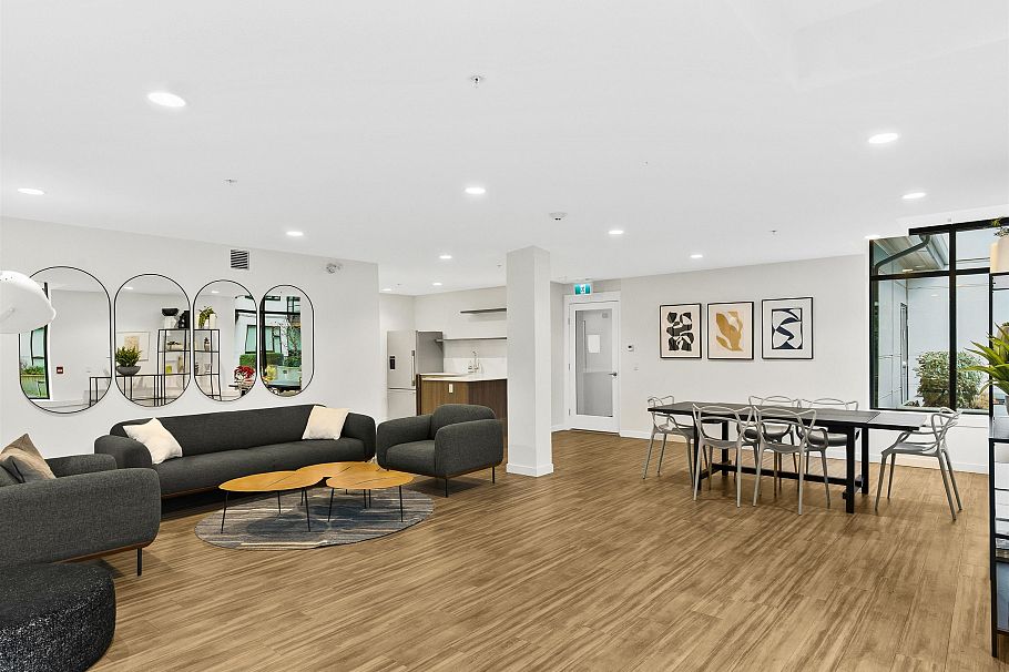 206 715 W 15th Street North Vancouver, BC - 35