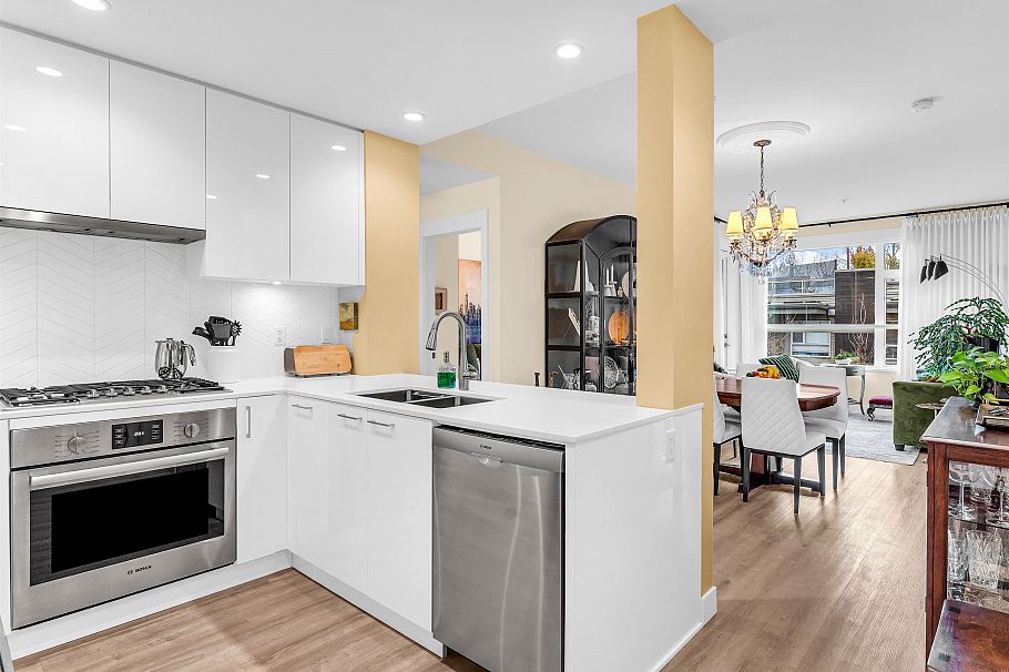 206 715 W 15th Street North Vancouver, BC - 21