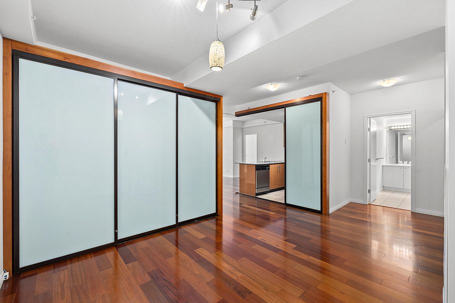 307 100 E Esplanade Avenue North Vancouver, BC - 29