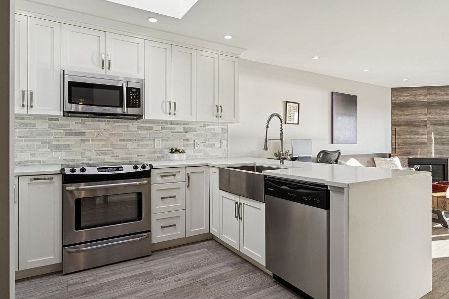 305 175 W 4th Street North Vancouver, BC - 3