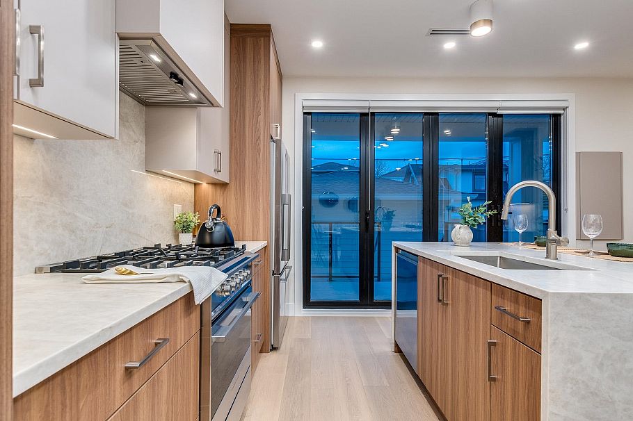 1 2945 E 44th Avenue Vancouver, BC - 14