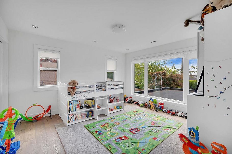 440 W Queens Road North Vancouver, BC - 30