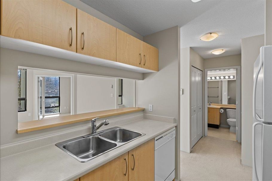 303 3588 Crowley Drive Vancouver, BC - 9