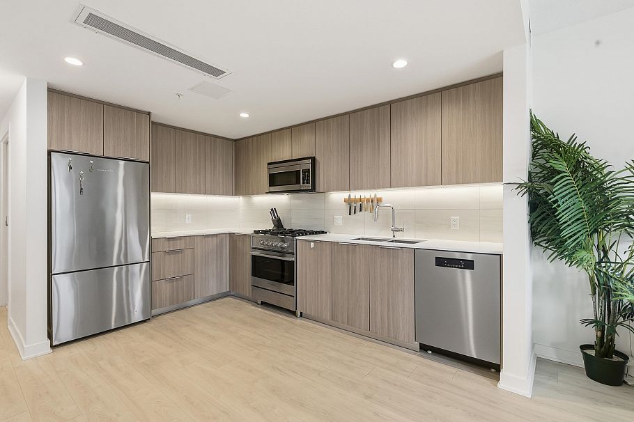 602 1401 Hunter Street North Vancouver, BC - 3