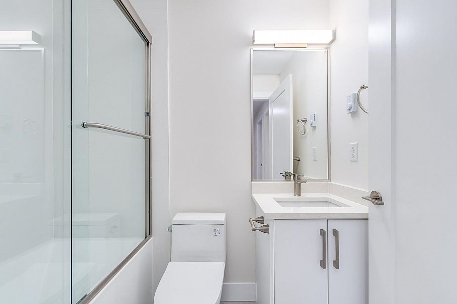 1 2943 E 44th Avenue Vancouver, BC - 32