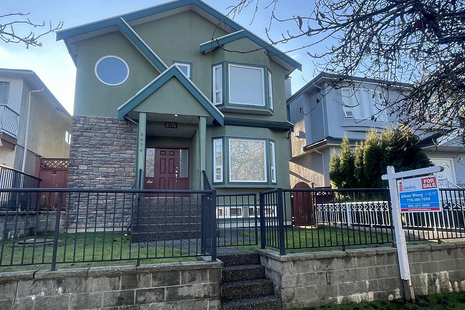 3076 E 27th Avenue Vancouver, BC - 2