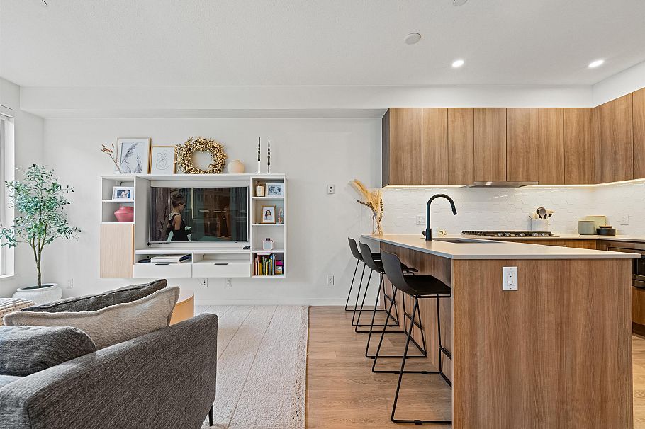 7 533 E 3rd Street North Vancouver, BC - 2