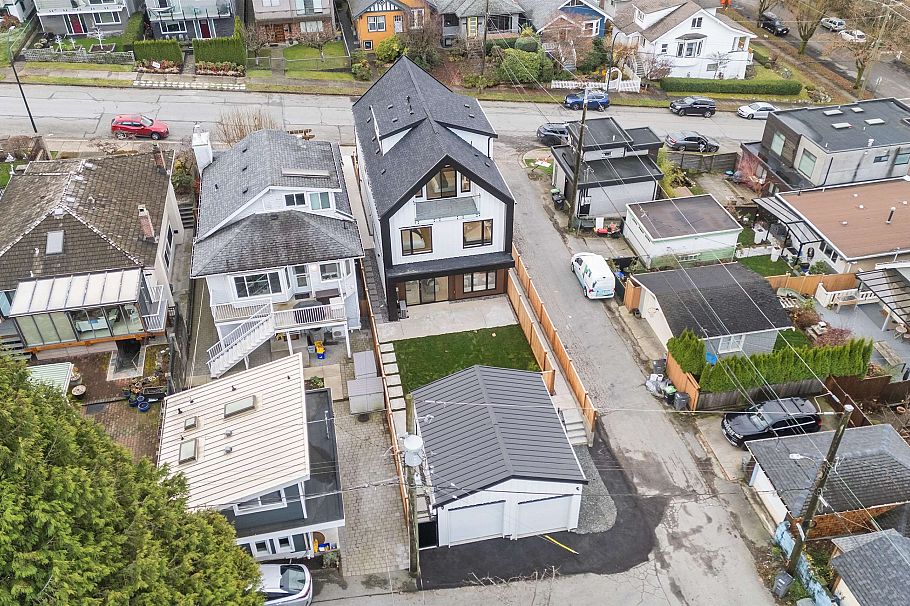 2 3623 Triumph Street Vancouver, BC - 18