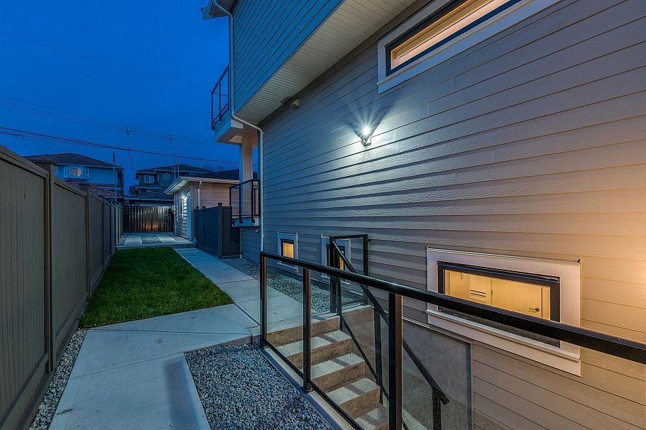 1 2943 E 44th Avenue Vancouver, BC - 34