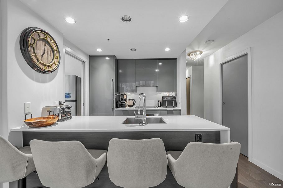 309 161 W Georgia Street Vancouver, BC - 4