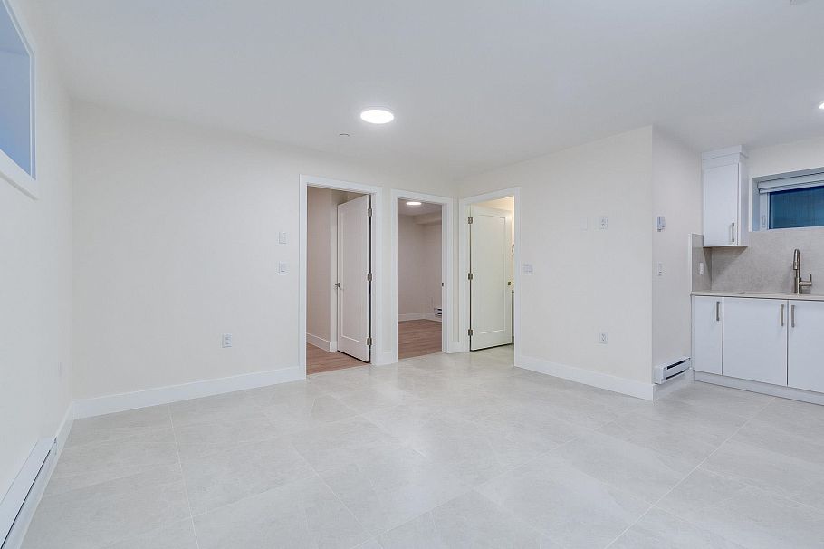 1 2945 E 44th Avenue Vancouver, BC - 27