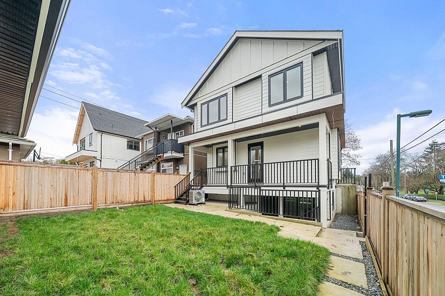 3483 Adanac Street Vancouver, BC - 37