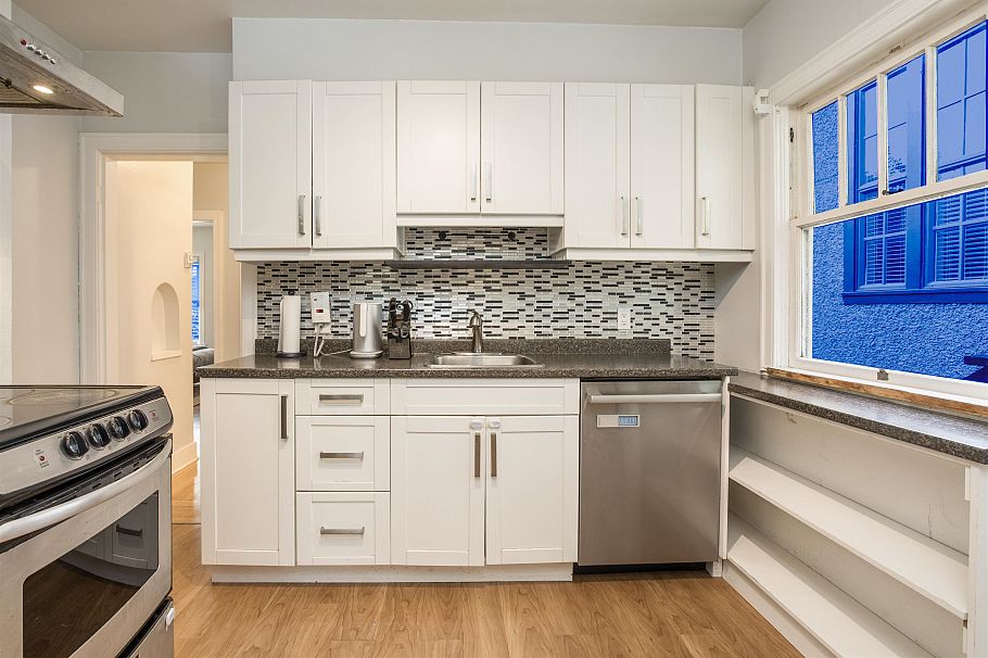 3566 W 11th Avenue Vancouver, BC - 9