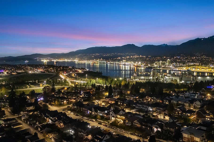 1 3623 Triumph Street Vancouver, BC - 26