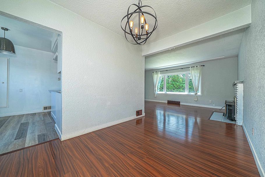 432 W 25th Street North Vancouver, BC - 26