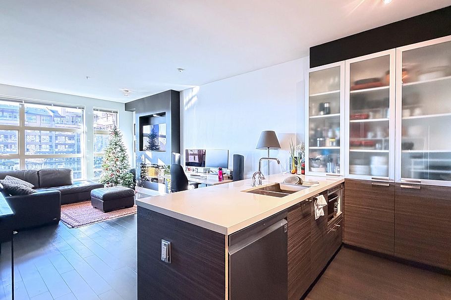 219 3606 Aldercrest Drive North Vancouver, BC - 3