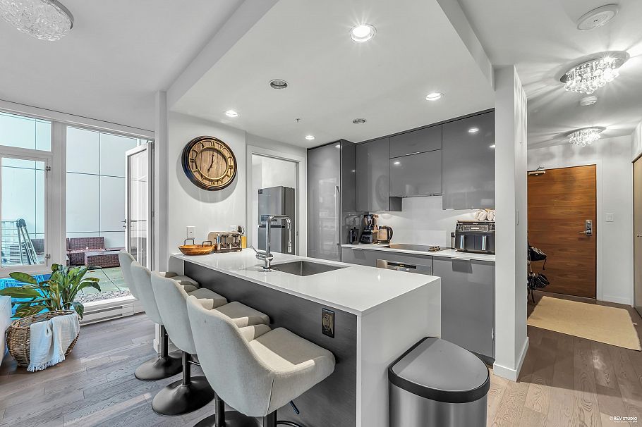 309 161 W Georgia Street Vancouver, BC - 5