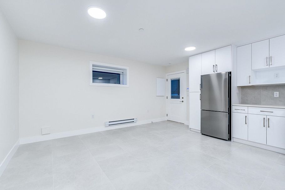 1 2943 E 44th Avenue Vancouver, BC - 27