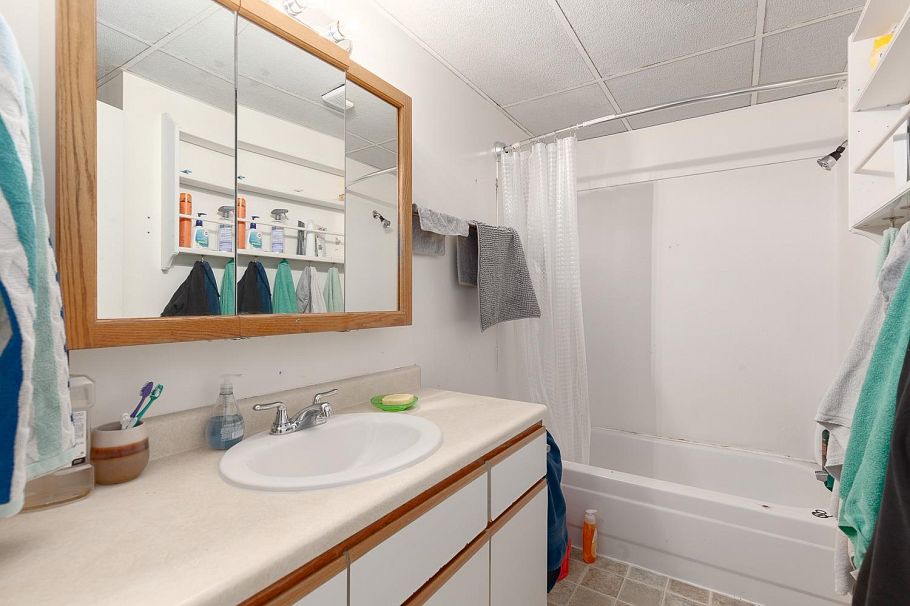 2483 W 6th Avenue Vancouver, BC - 22