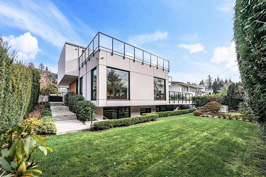 4275 Chelsea Crescent North Vancouver, BC - 2