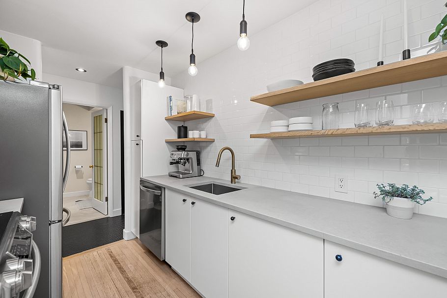 207 1424 Walnut Street Vancouver, BC - 5