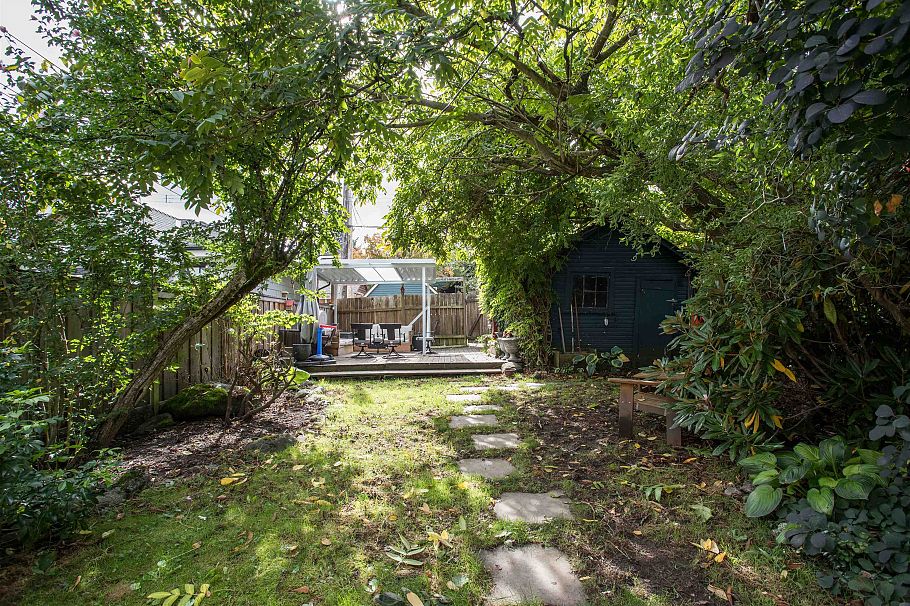 3566 W 11th Avenue Vancouver, BC - 35